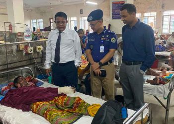 বাকেরগঞ্জে বোমা বিস্ফোরণে দগ্ধদের উন্নত চিকিৎসার জন্য ঢাকায় প্রেরন