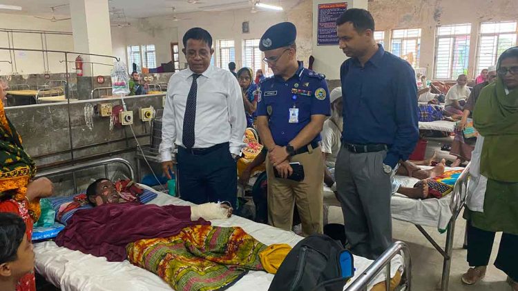 বাকেরগঞ্জে বোমা বিস্ফোরণে দগ্ধদের উন্নত চিকিৎসার জন্য ঢাকায় প্রেরন