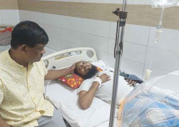 বাজাররোড মাদ্রাসার মুহাদ্দিস নেছার উদ্দিনের শয্যাপাশে রহমাতুল্লাহ
