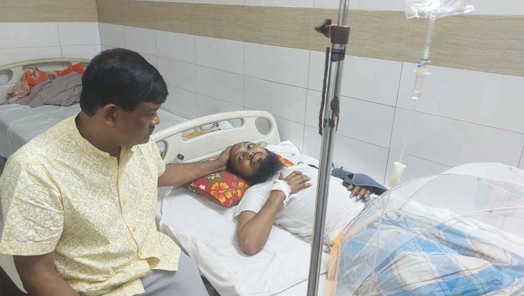 বাজাররোড মাদ্রাসার মুহাদ্দিস নেছার উদ্দিনের শয্যাপাশে রহমাতুল্লাহ