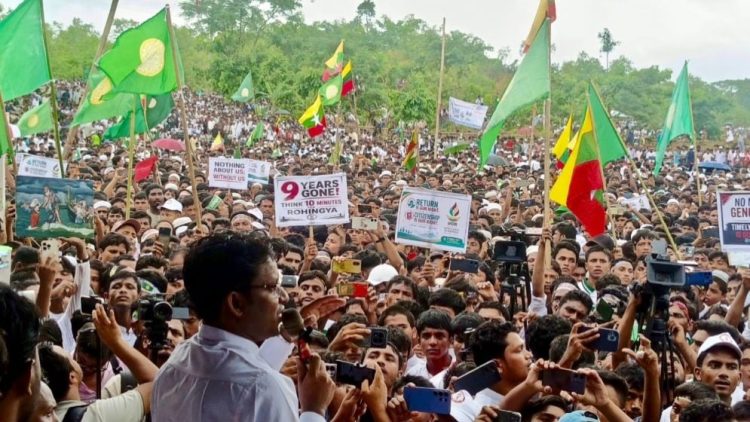 বিশ্বের কাছে ১০ মিনিট সময় চায় লাখো রোহিঙ্গা
