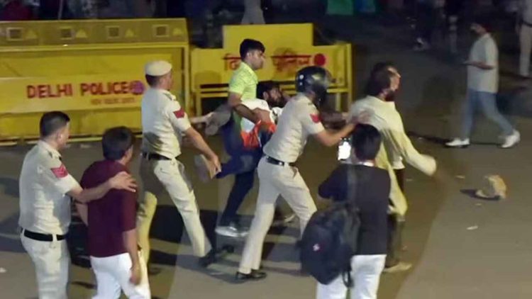 ভারতে কোটাবিরোধী আন্দোলনে বিক্ষোভকারীরা রাতের আঁধারে আটক