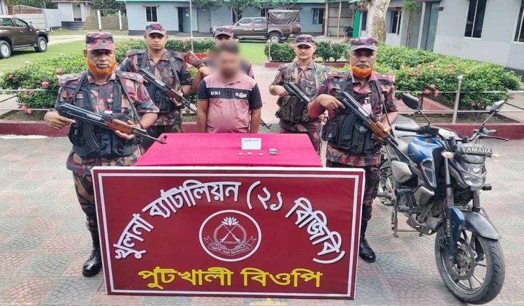 ভারতে পাচারের সময় সাড়ে ৯০ লাখ টাকার স্বর্ণের বারসহ পাচারকারী আটক