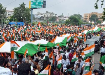 ভারতে মুখ্যমন্ত্রীর বাড়ি ঘেরাও, রাহুলকে সমর্থন প্রত্যাহারের হুঁশিয়ারি