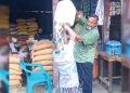 ভোলায় বিক্রেতার মাথায় ভেজাল দুধ ঢাললেন পরিদর্শক