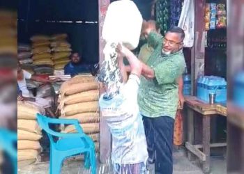 ভোলায় বিক্রেতার মাথায় ভেজাল দুধ ঢাললেন পরিদর্শক