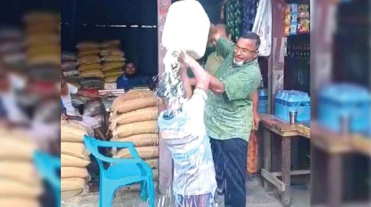 ভোলায় বিক্রেতার মাথায় ভেজাল দুধ ঢাললেন পরিদর্শক