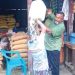 ভোলায় বিক্রেতার মাথায় ভেজাল দুধ ঢাললেন পরিদর্শক