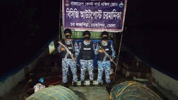 ভোলায় ভারতীয় অবৈধ আর্টিসানাল ট্রলিংবোট ও জাল জব্দ