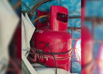 মহাসড়কে রান্নার সিলিন্ডারে চলছে সিএনজিচালিত অটোরিকশা