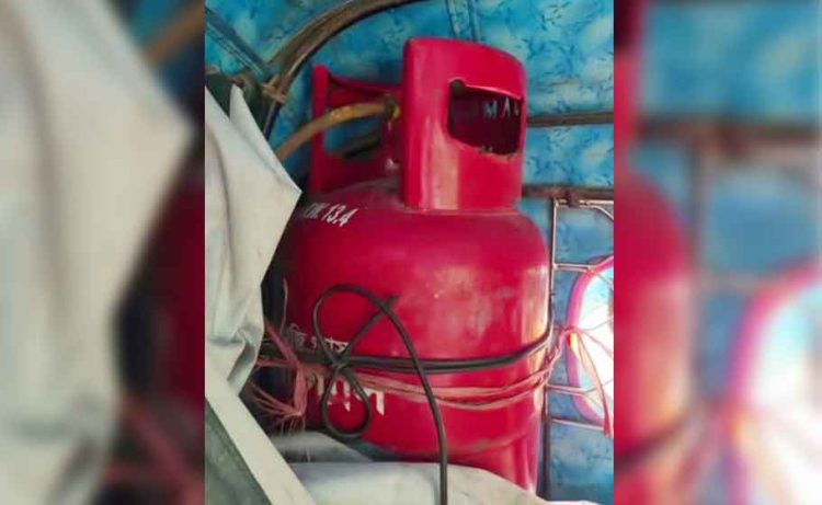 মহাসড়কে রান্নার সিলিন্ডারে চলছে সিএনজিচালিত অটোরিকশা