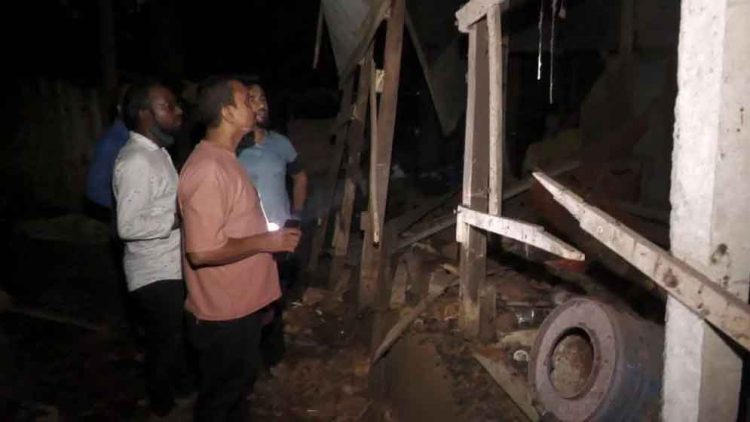 মাদারীপুরে পরিত্যক্ত ঘরে হাতবোমা বিস্ফোরণ