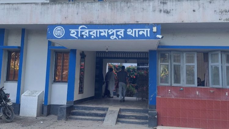 মানিকগঞ্জে ছিনতাইয়ের অভিযোগে পুলিশ কর্মকর্তা প্রত্যাহার