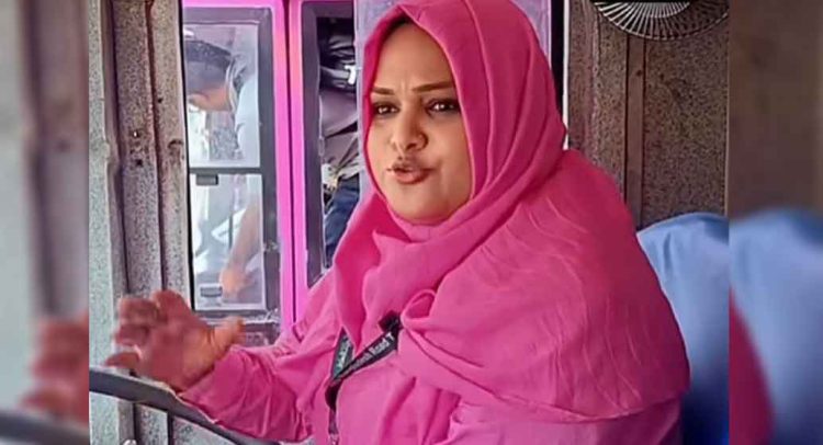 যেভাবে বাস চালানো শিখলেন পিংক বাসের নারী চালক রিমা