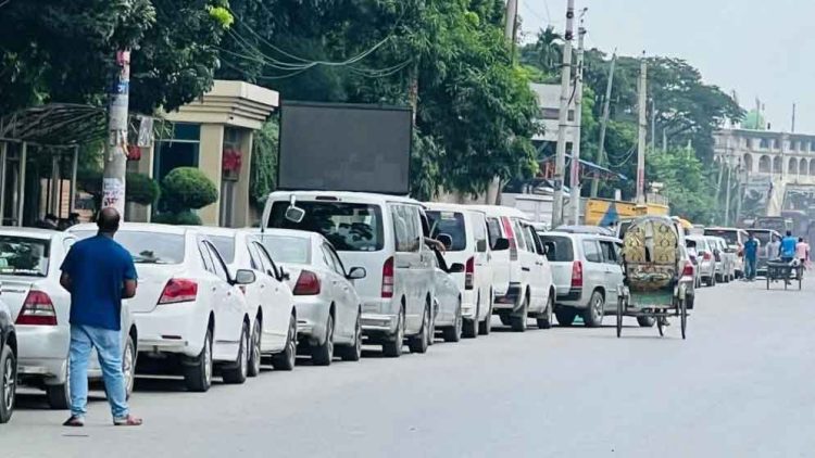 রাজধানীর উত্তরায় গ্যাস সংকটে বিপাকে যানবাহন চালকরা