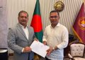 রাজনৈতিক উপদেষ্টা হিসেবে প্রধানমন্ত্রীর হাতে যোগদানপত্র দাখিল