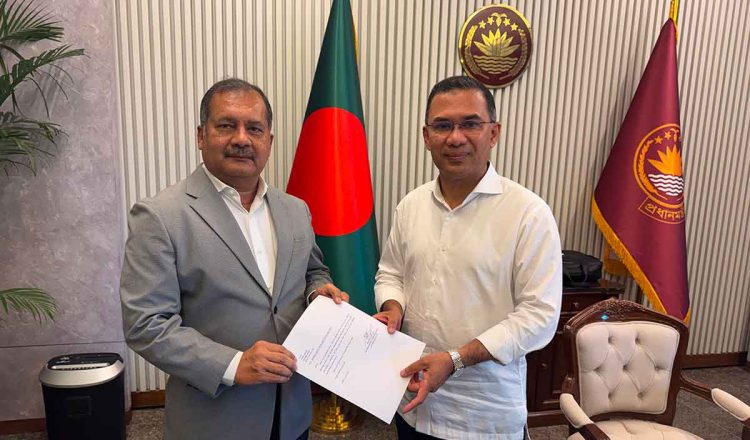রাজনৈতিক উপদেষ্টা হিসেবে প্রধানমন্ত্রীর হাতে যোগদানপত্র দাখিল