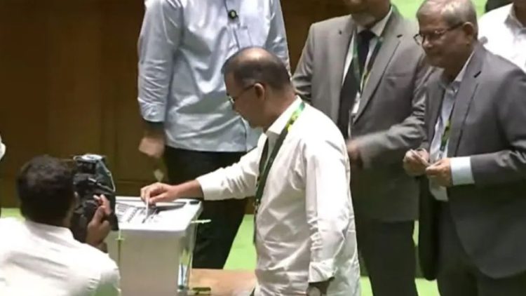 রাষ্ট্রপতি নির্বাচনে ভোট দিলেন প্রধানমন্ত্রী, স্পিকার ও বিরোধীদলীয় নেতা