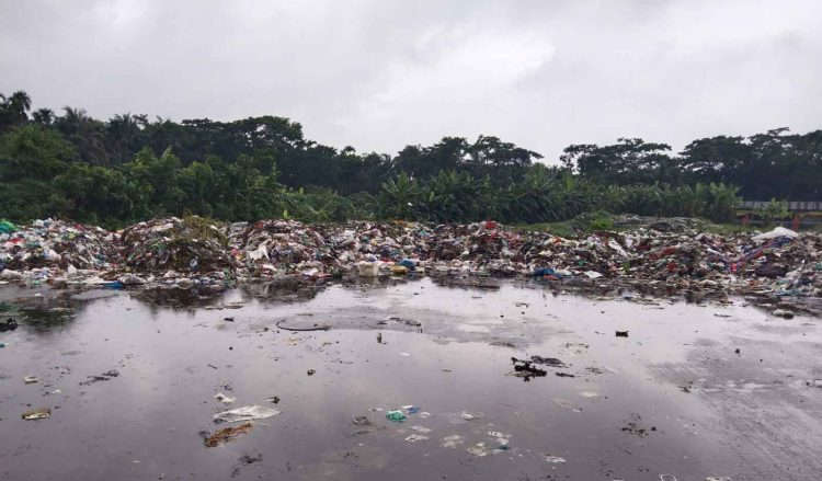 লালমেহান পৌরসভার ময়লা ফেলা হচ্ছে হেলিপ্যাডে উপর!