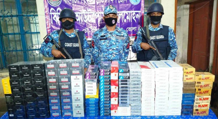 লালমোহনে ৪ লক্ষ টাকার অবৈধ সিগারেট ও রোলিং পেপার জব্দ