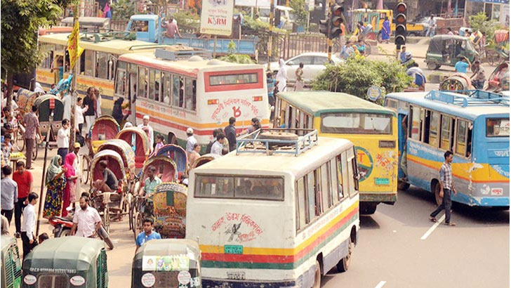 সাড়ে ৩ ঘন্টা পর বরিশালের সব রুটে বাস চলাচল শুরু
