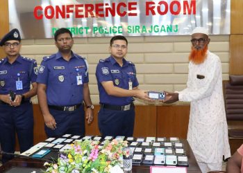 সিরাজগঞ্জে হারানো ৫৩ মোবাইল ফোন উদ্ধার করে মালিকদের দিল পুলিশ
