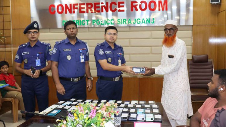 সিরাজগঞ্জে হারানো ৫৩ মোবাইল ফোন উদ্ধার করে মালিকদের দিল পুলিশ