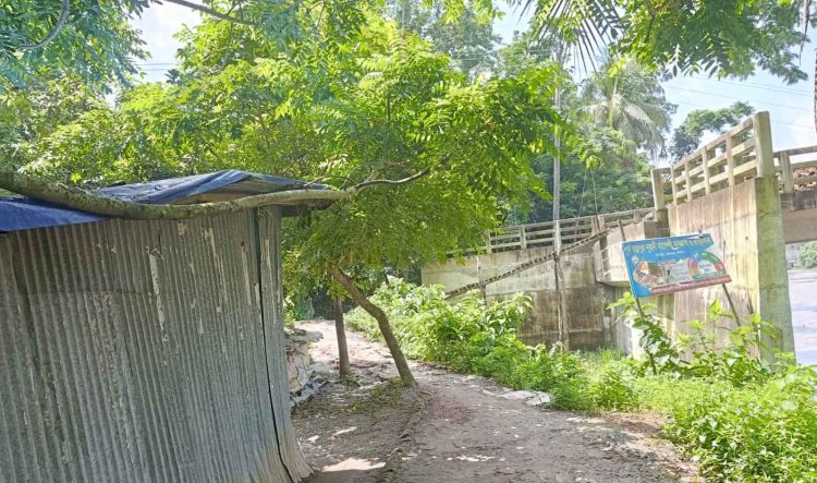 সেতু আছে, সংযোগ সড়ক নেই অভিযোগ প্রকৌশলীর বিরুদ্ধে