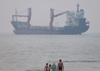 হরমুজে জাহাজ চলাচল কমেছে ৮০ শতাংশ