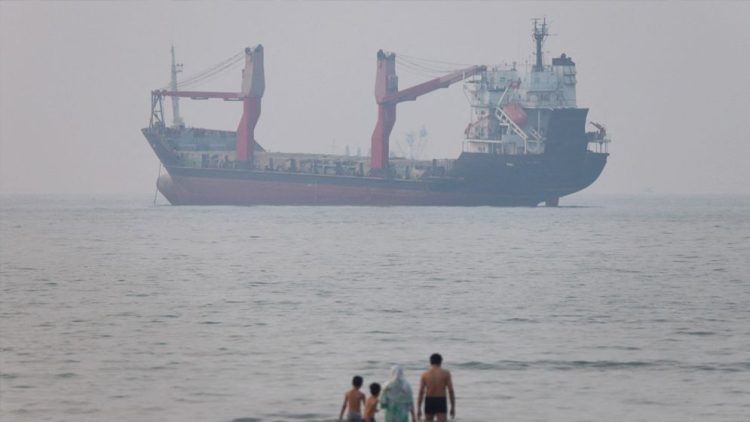 হরমুজে জাহাজ চলাচল কমেছে ৮০ শতাংশ