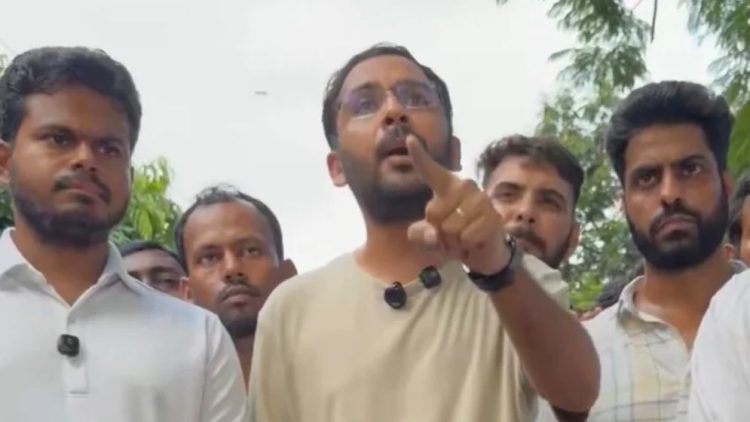 হুমকি-প্রশাসনিক চাপে কলকাতায় ককরোচ জনতা পার্টির সভা বাতিল