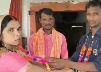 ৫ সন্তানের মাকে প্রেমিকের সঙ্গে বিয়ে দিলেন স্বামী